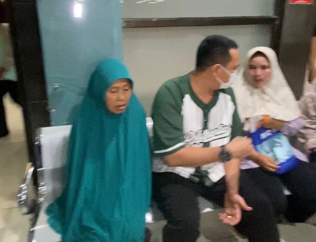 Wali Kota Serang, Budi Rustandi saat mengunjungi warganya yang membutuhkan bantuan di RSDP, Rabu (22/4/2026) malam.(Istimewa)