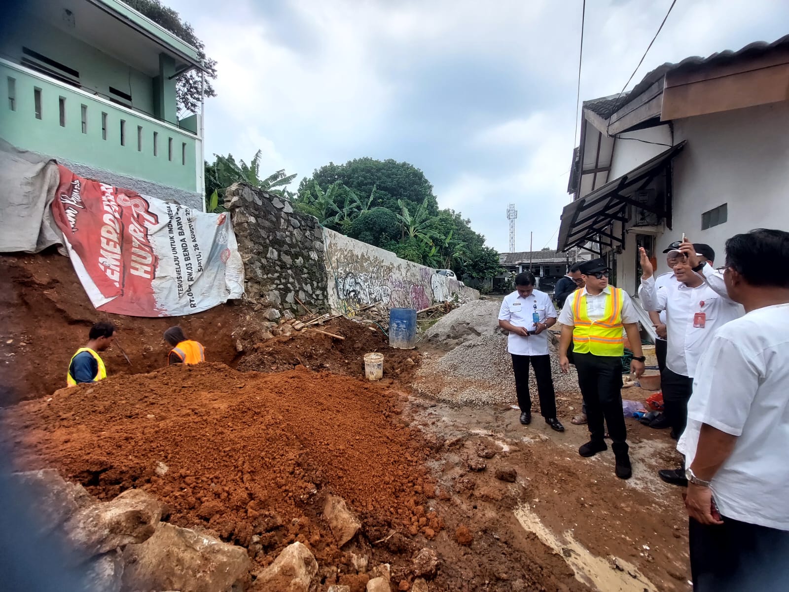 Wakil Wali Kota Tangsel, Pilar Saga Ichsan saat meninjau lokasi longsor di wilayah Benda Baru.
