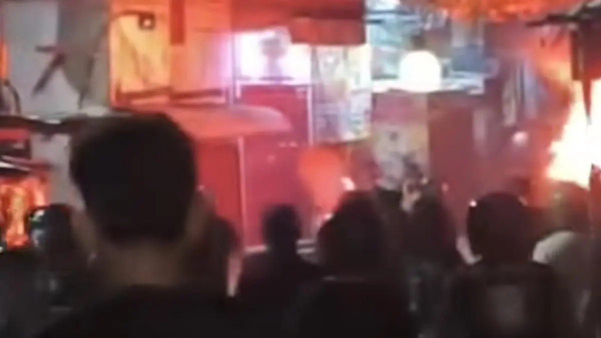 2 gwrobak terbakar saat tawuran pecah di Petamburan. Foto : Ist