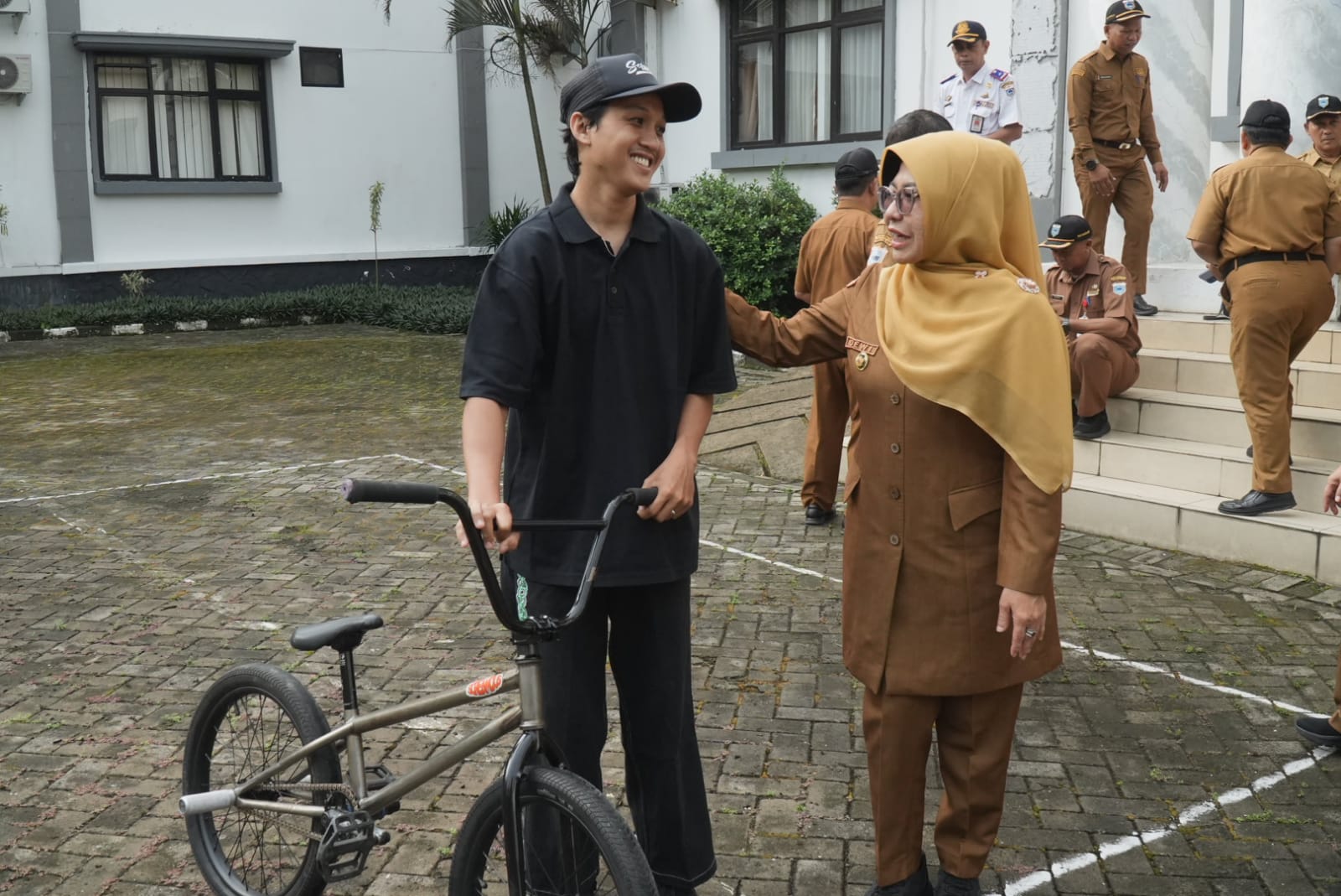 Bupati Dewi Setiani saat berbincang dengan Ainul Fajri, atlet BMX di Setda Pandeglang, Senin (6/4/2026).(Istimewa)