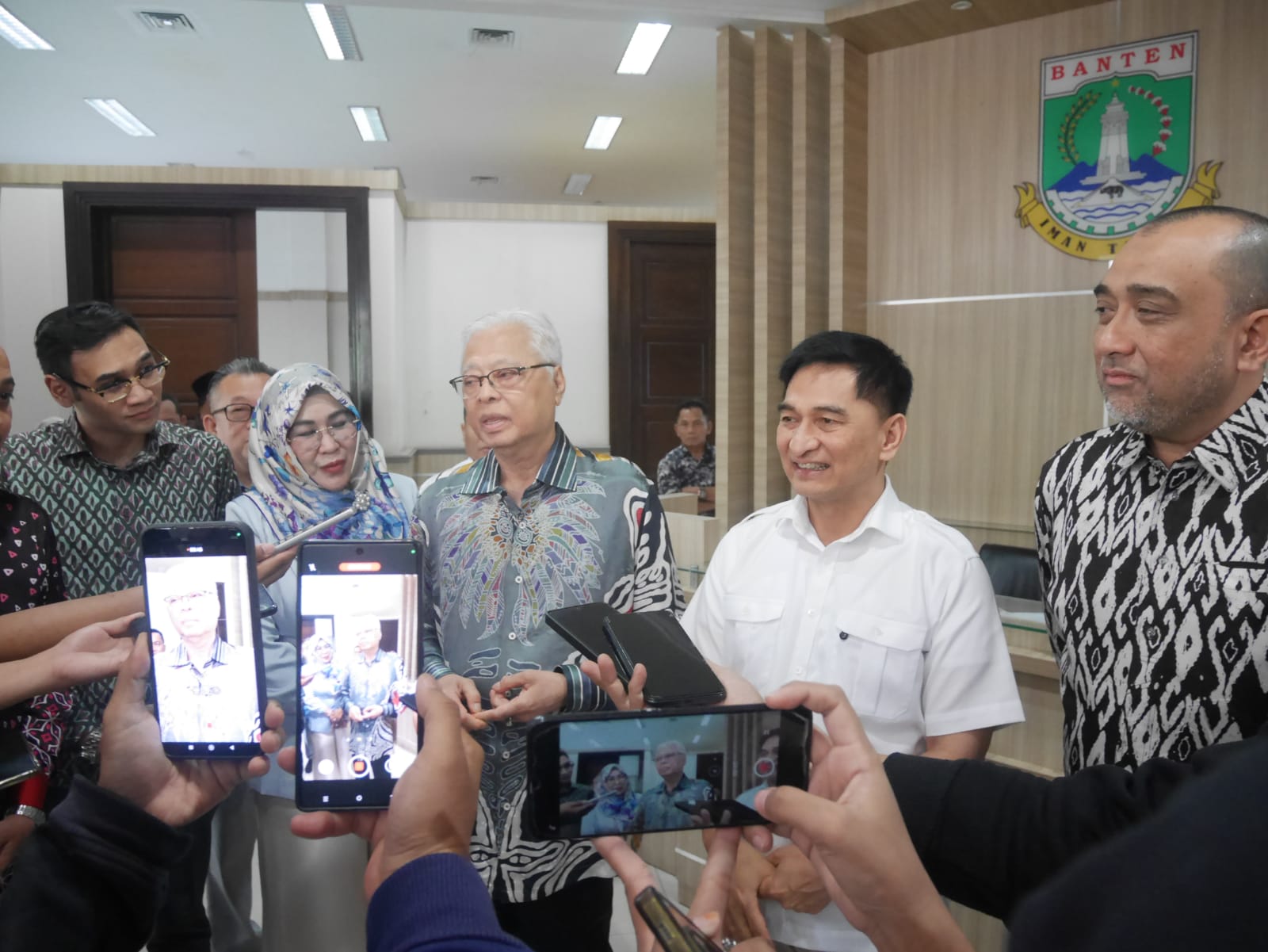 Mantan Perdana Menteri Malaysia, Datuk Sri Ismail Sabri Yaakob didampingi Wakil Gubernur Banten, Achmad Dimyati Natakusumah, saat menyampaikan keterangan pers, Rabu (8/4/2026).(Ari Supriadi-tangselpos.id)