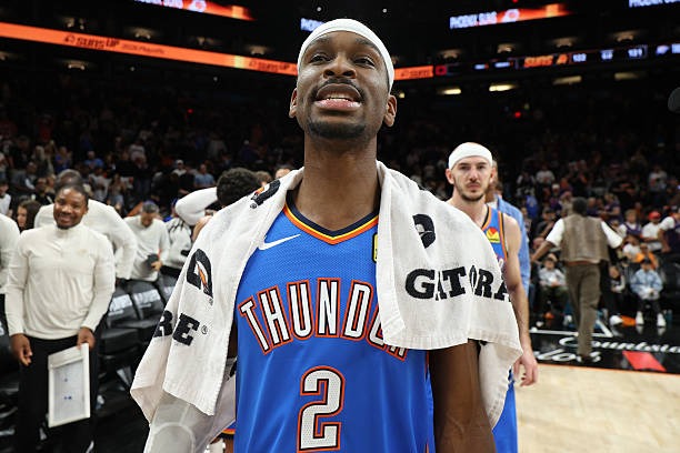 Shai Gilgeous-Alexander tampil dominan saat Oklahoma City Thunder menyapu bersih Phoenix Suns 4-0 di putaran pertama playoff NBA, sekaligus memastikan tiket ke babak berikutnya. Foto :  Ist