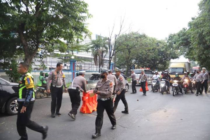 Polantas di Kota Tangerang saat melakukan penilangan terhadap pelanggar lalu lintas. ISTIMEWA