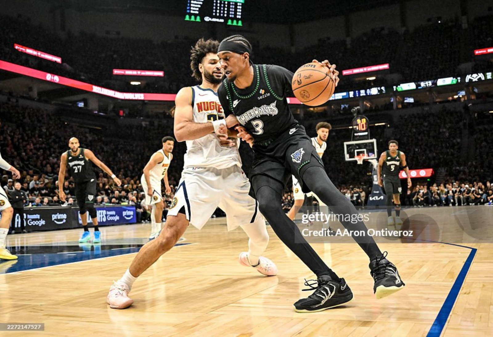 Jaden McDaniels mencoba menembus pertahanan Denver Nuggets dalam Game 3 playoff, menunjukkan agresivitas dan kontrol bola di tengah tekanan ketat. Foto : Ist