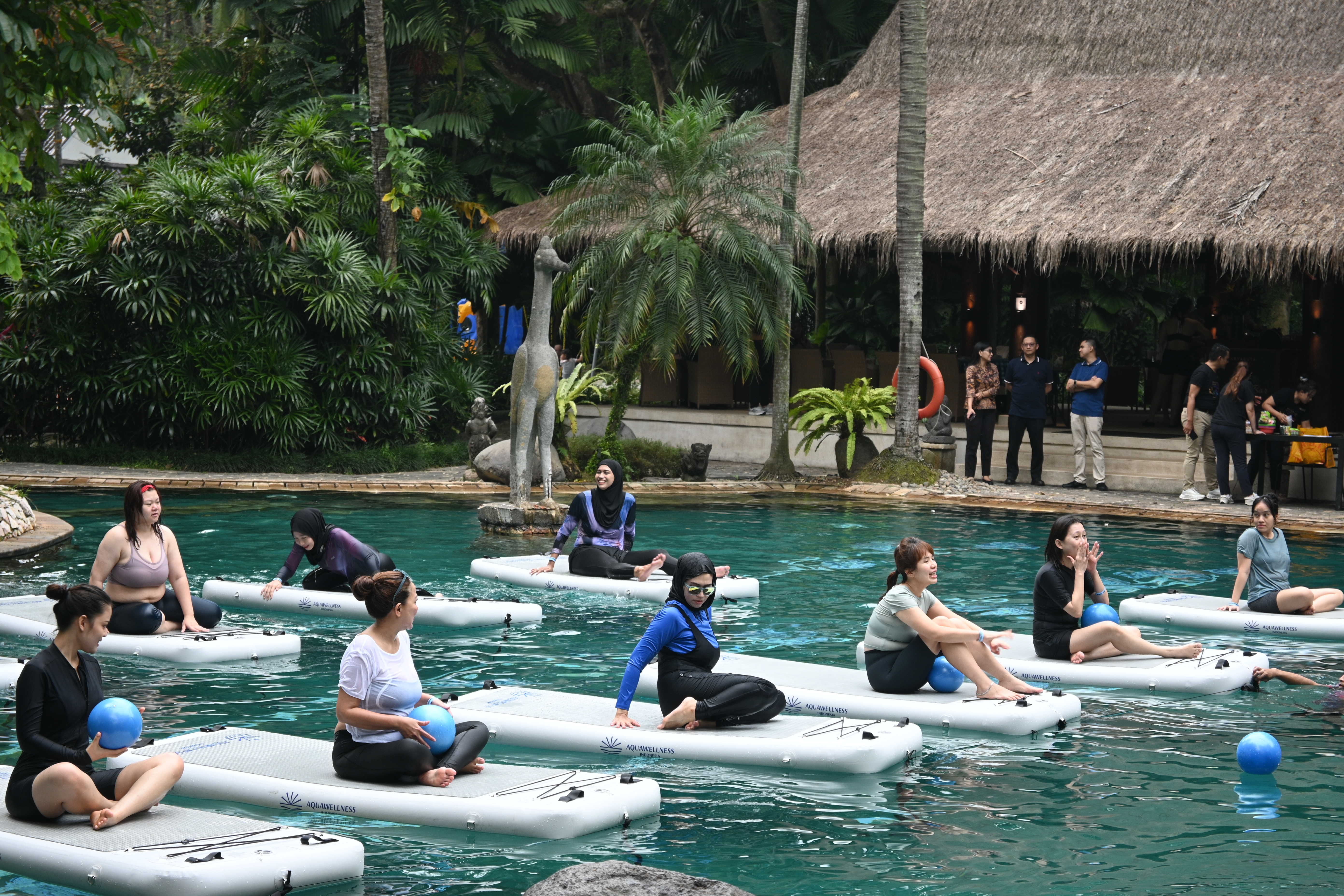 Peserta mengikuti sesi Aquamat Yoga & Pilates di kolam renang ARYADUTA Country Club dalam event “Tjakap Djiwa – Harmony Within”, Minggu (26/4/2026). (tangselpos.id/lim)