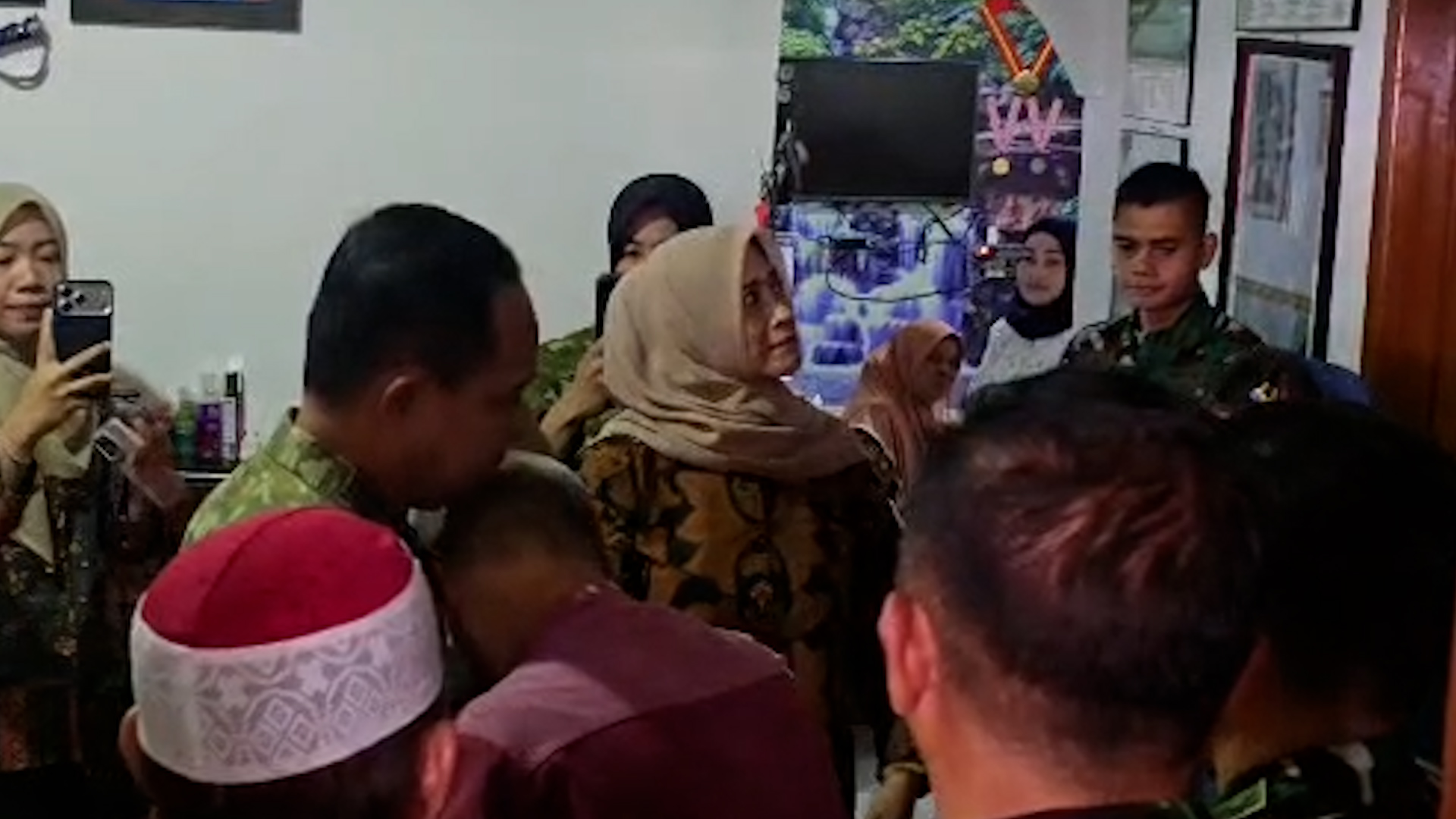 Panglima TNI Jenderal Agus Subiyanto saat takziah di salah satu rumah prajurit yang gugur di Lebanon. Foto : Bakom Ri