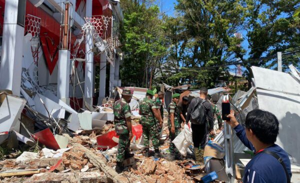 Personil TNI bergerak cepat dalam menangani dampak gempa bumi berkekuatan magnitudo 7,6 di Sulawesi Utara. Foto : Ist