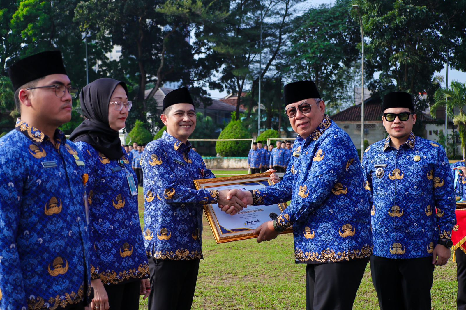 Wali Kota Tangsel, Benyamin Davnie, menyerahkan sejumlah penghargaan kepada organisasi perangkat daerah (OPD) dan ASN berprestasi. (tangselpos.id/rmn)