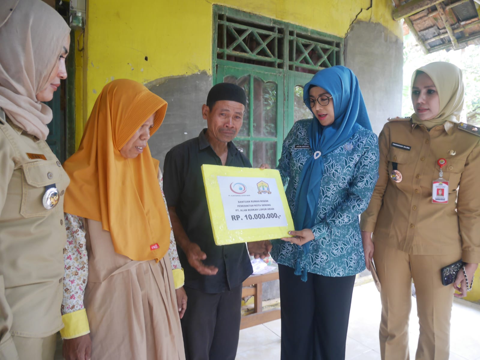 Ketua TP PKK Kota Serang, Arfina Rustandi menyerahkan bantuan rehab rumah senilai Rp 10 juta kepada warga Kampung Salila RT 02 RW 01, Kelurahan Curug, Kecamatan Curug, Selasa (28/4/2026).(Ari Supriadi-tangselpos.id)