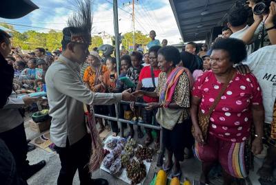 Wapres Gibran dan emak-emak Papua belanja di Supermarket. Foto : Ist