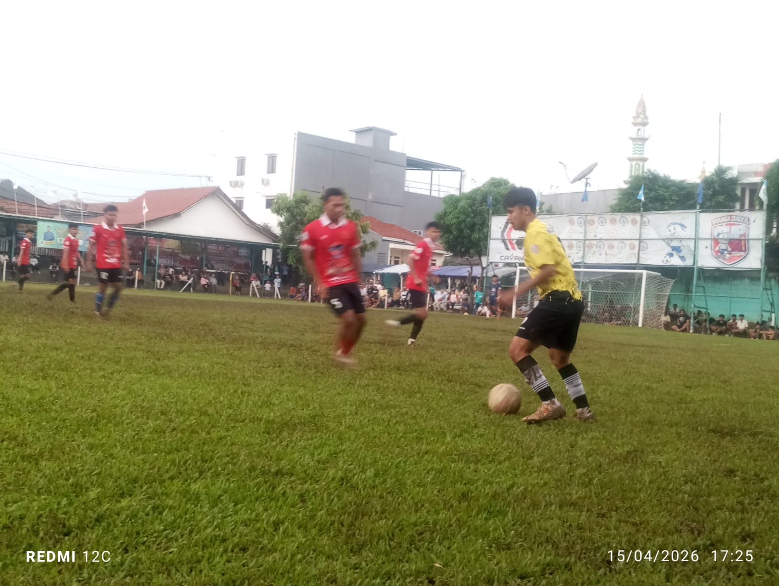 Pemain Macan Pandawa (kuning) mencoba lewati pemain Tangerang United, Rabu (15/04/2026). (tangselpos.id).