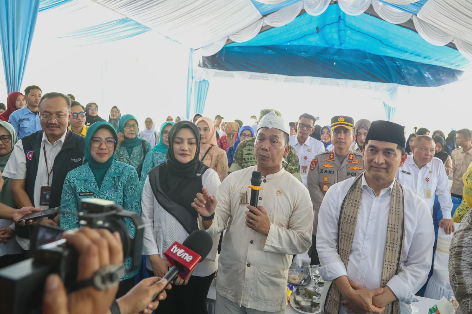 Wagub Dimyati Natakusumah (peci hitam) pada acara Saba Budaya bersama Menteri Kependudukan dan Pembangunan Keluarga/Kepala BKKBN RI di SPPG Leuwidamar, Kabupaten Lebak. Foto : Humas Pemprov
