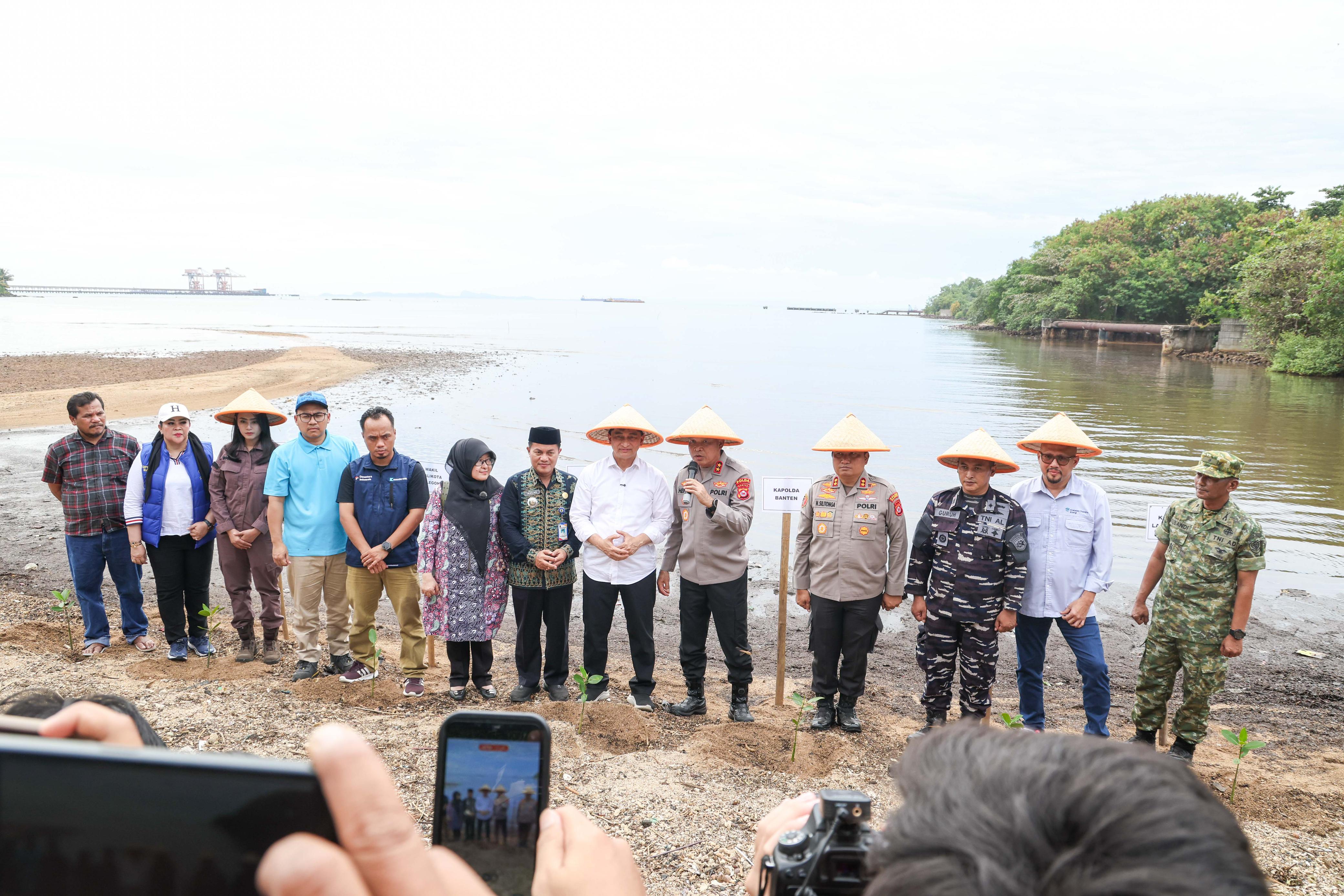 Wakil Gubernur Dimyati Natakusumah pada acara penanaman 1.000 mangrove dalam rangka mendukung program Indonesia ASRI di kawasan industri Krakatau Chandra Energi, Kota Cilegon. Foto ::Humas Pemprov