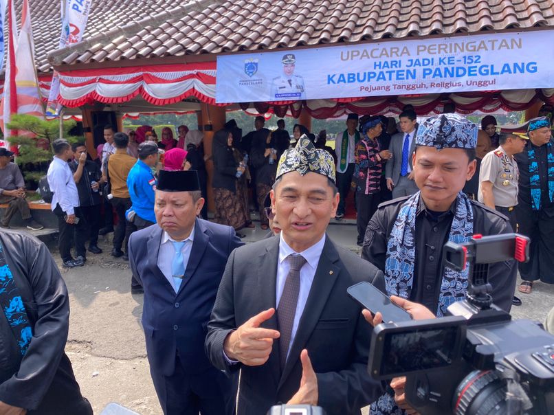 WAWANCARA. Wagub Banten A. Dimyati Natakusumah diwawancarai wartawan usai upacara HUT ke-152 Kabupaten Pandeglang di Alun-Alun Pandeglang, Rabu (1/4). (Nipal/TangselPos)