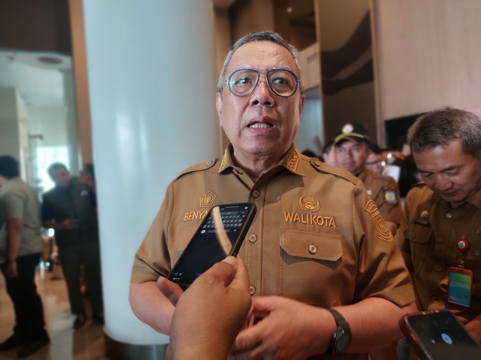 Wali Kota Tangsel, Benyamin Davnie saat diwawancarai mengenai evaluasi penerapan WFH, Rabu (22/4). Foto : Ist