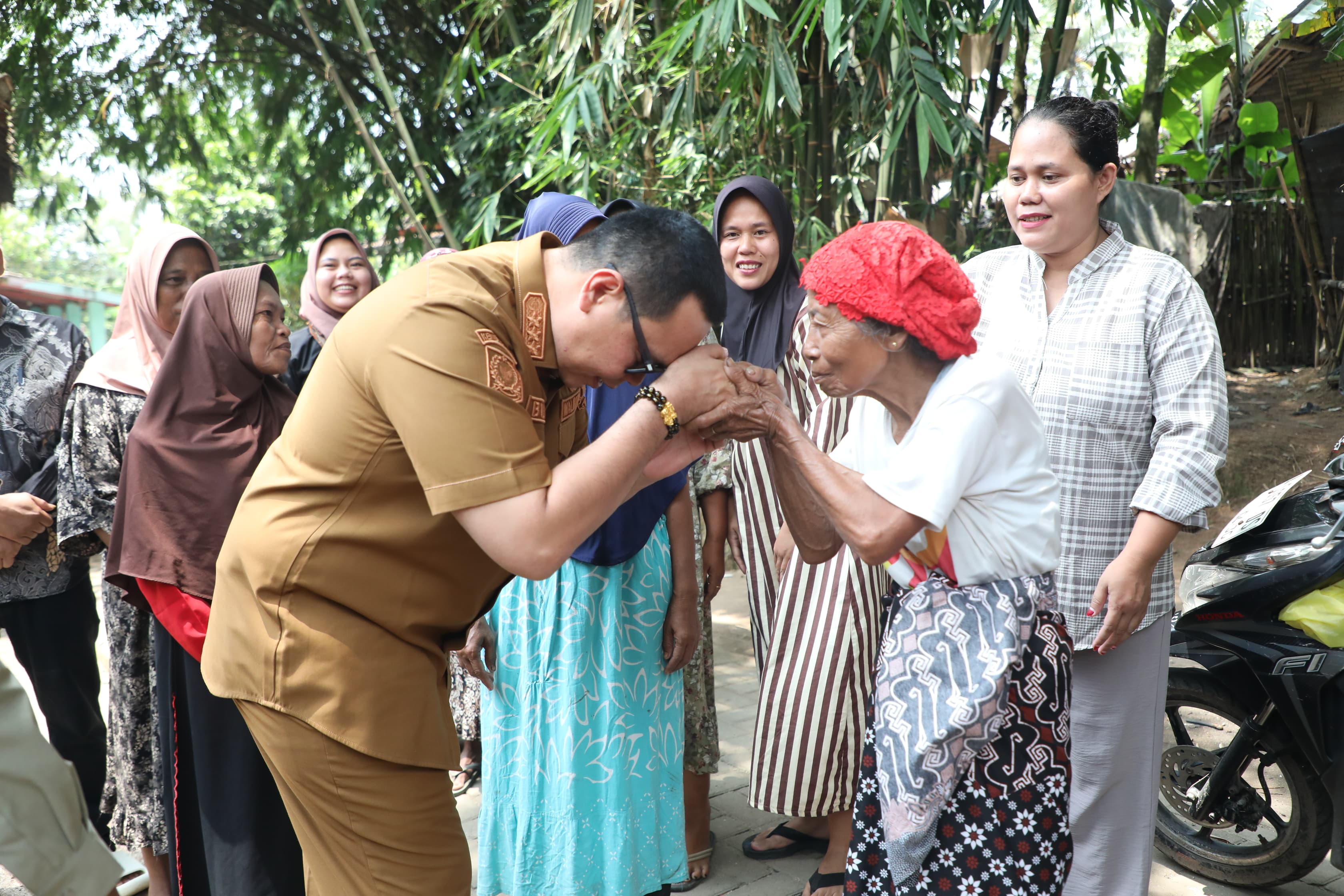 Wali Kota Serang, Budi Rustandi saat meninjau dan menyerahkan bantuan RTLH di Kampung Sikebon dan Cisangku, Kelurahan Curug Manis, Kecamatan Curug, Selasa (7/4/2026).(Istimewa)