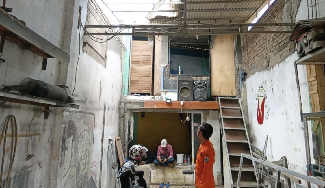 Pihak BPBD-PK Pandeglang sedang meninjau rumah warga Perumahan Bumi Cigadung Lestari, Kelurahan Cigadung, Kecamatan Karang Tanjung, Kabupaten Pandeglang, yang mengalami kerusakan dihantam angin puting beliung, Rabu (8/4).