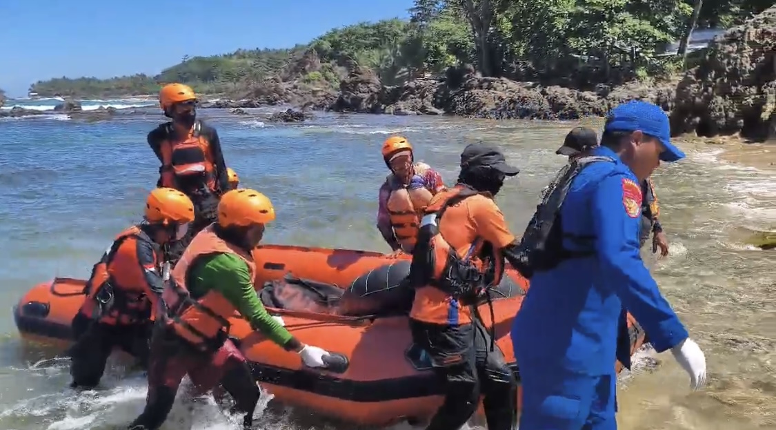 Tim SAR Gabungan sedang melakukan evakuasi terhadap jenazah WNA asal China yang ditemukan tewas, di perairan laut pantai Cibodas, tepatnya di wilayah Desa Karangkamulyan, Kecamatan Cihara, Kabupaten Lebak, Senin (13/4).