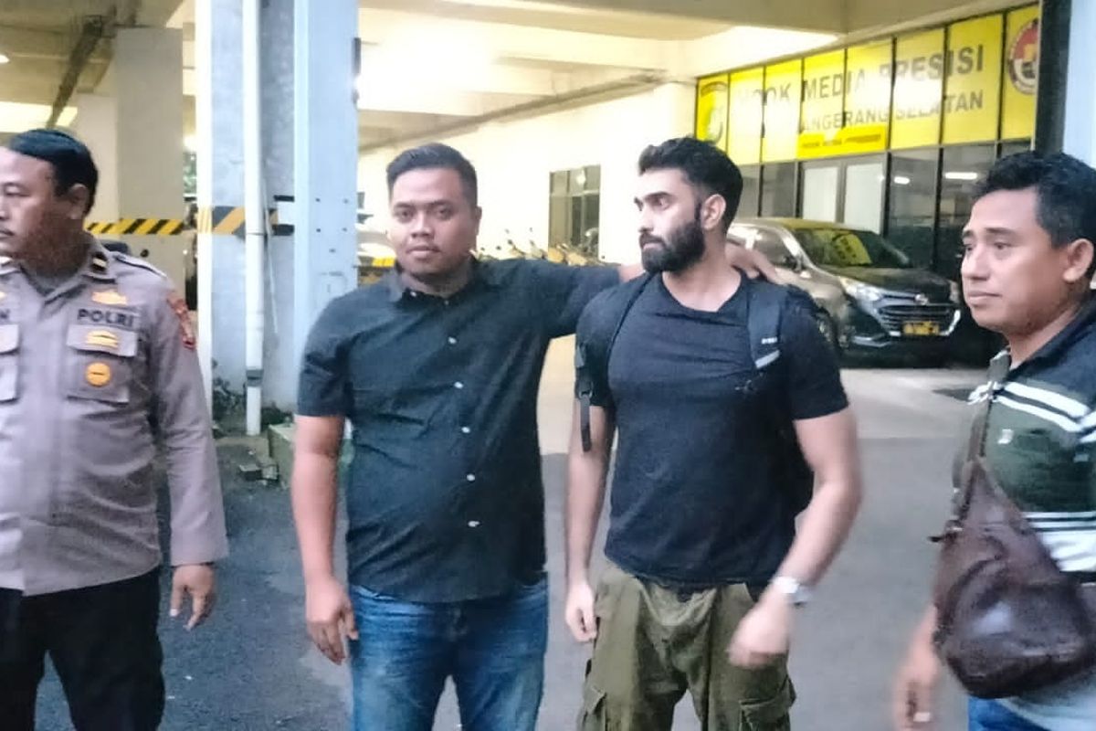 WNA asal Inggris DH yang membuat keributan di Petshop di Ciputat kini diamankan di Kantor Imigrasi Kelas I Khusus Non TPI Tangerang. Foto : Ist