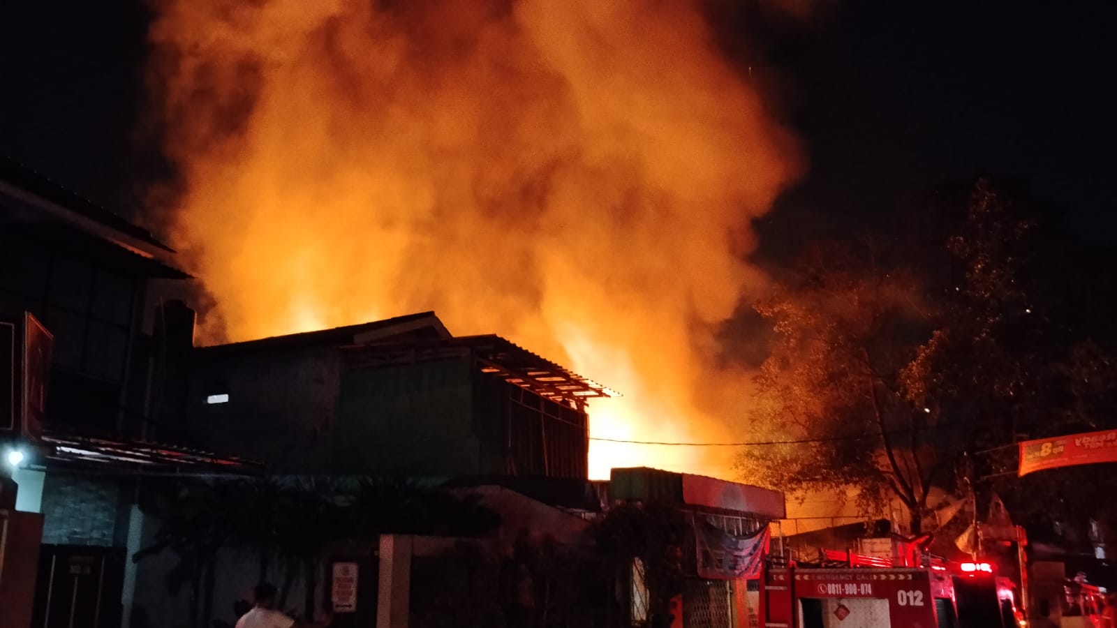 Tiga lapak bengkel di Serua ludes dilalap si jago merah, Senin (11/5)