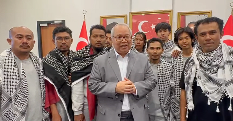 Ke 9 WNI yang disandera Israel kini transit di Turki. Foto : Ist