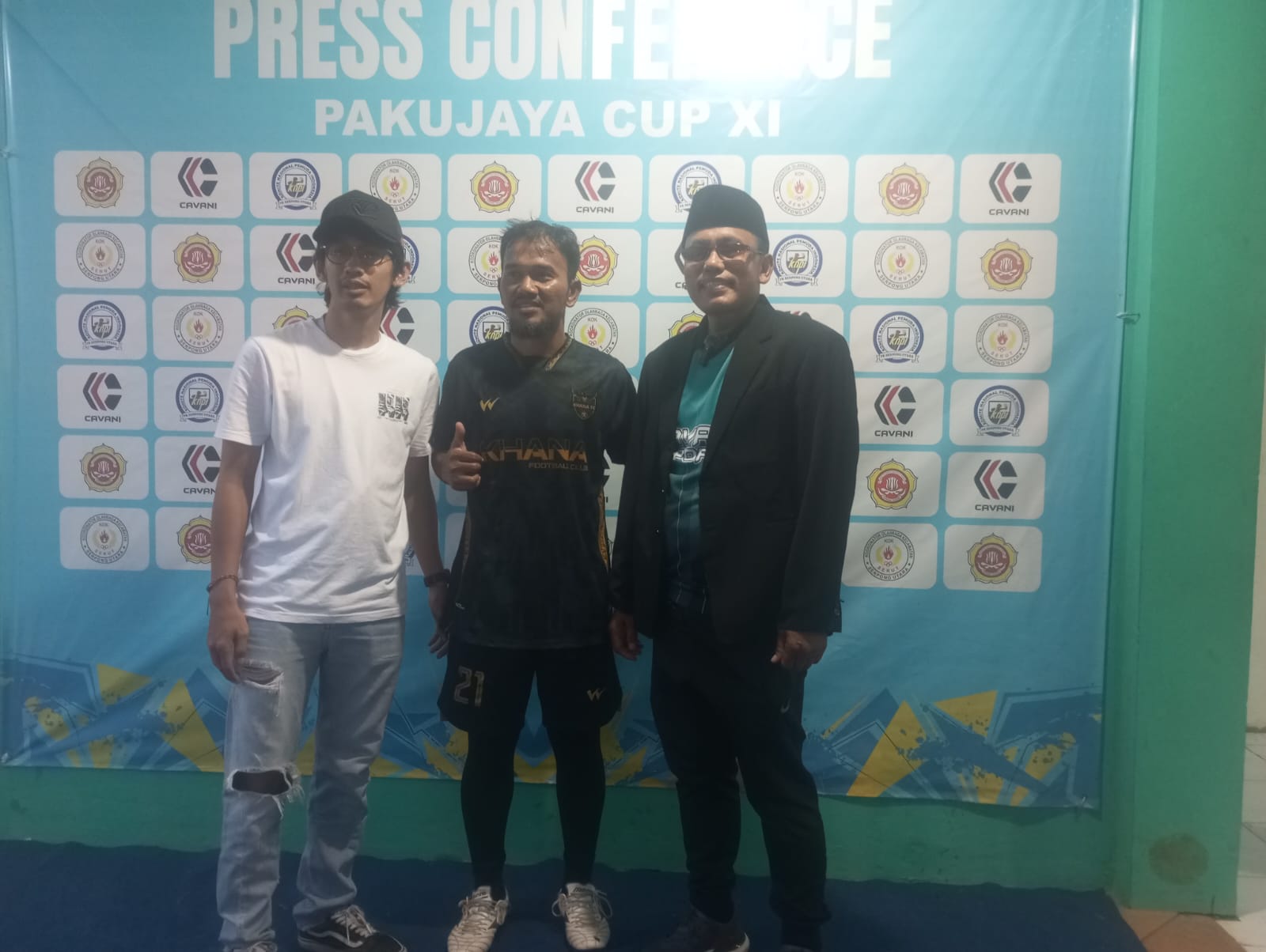Kapten Khana Sparta, Ade Iwan (tengah) menyemangati rekan-rekan setimnya untuk jadi juara usai laga pada Jumat (08/05/2026).(tangselpos.id). Foto : AR