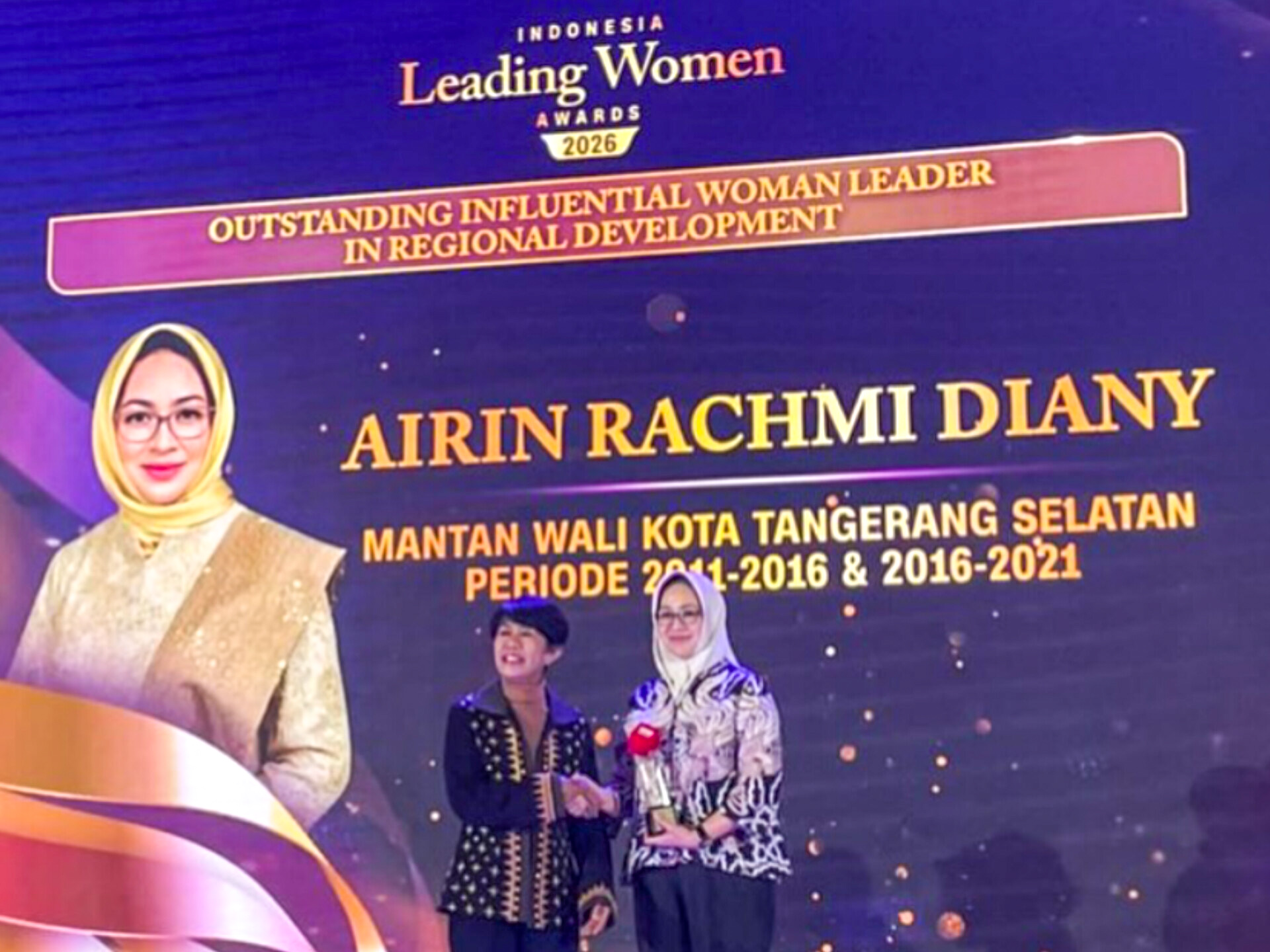 Airin Rachmi Diany menerima penghargaan Outstanding Influential Woman Leader in Regional Development pada ajang CNN Indonesia Leading Women Awards 2026. (Foto : Instagram Airin Rachmi Diany)