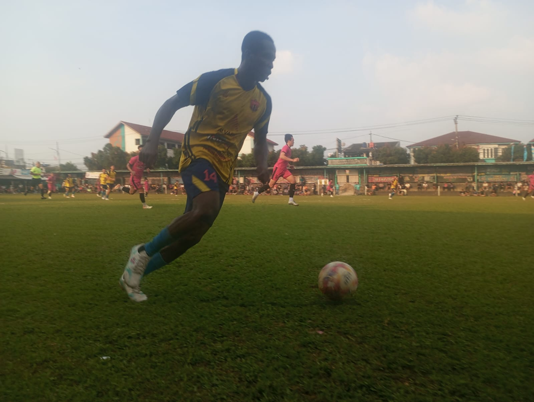 Pemain Allstar Pakujaya, Raviu tak berkutik saat melawan Alma FC pada Selasa (12/05/2026). (tangselpos.id).