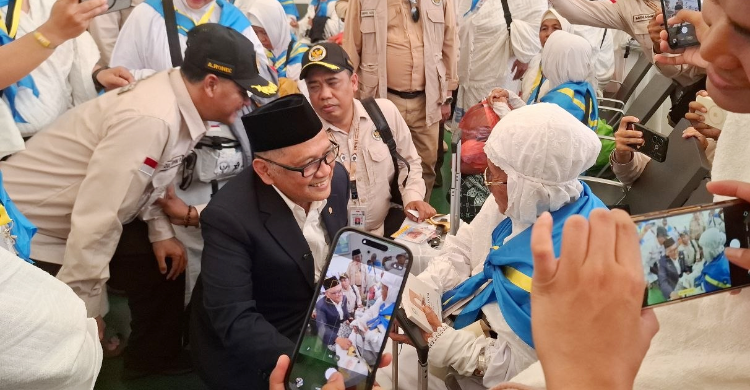 Menteri Haji dan Umrah RI Mochamad Irfan Yusuf (peci hitam) saat menyapa Jamaah Haji di Bandara Internasional King Abdulaziz, Jeddah. Foto : M Rusmadi RM