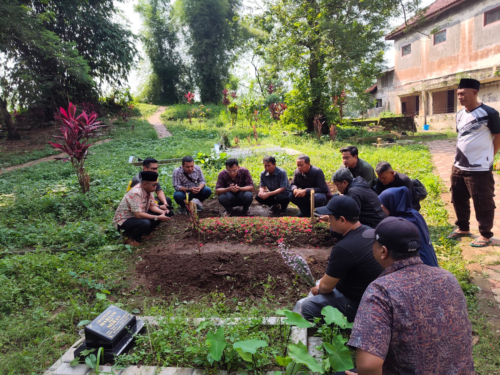 Pemakaman bocah berusia 12 tahun akibat tersengat arus listrik dari tiang penerangan jalan umum (PJU) di Kampung Koceak, Kecamatan Cisauk, Rabu (6/5) sore. (tangselpos.id/rmn)