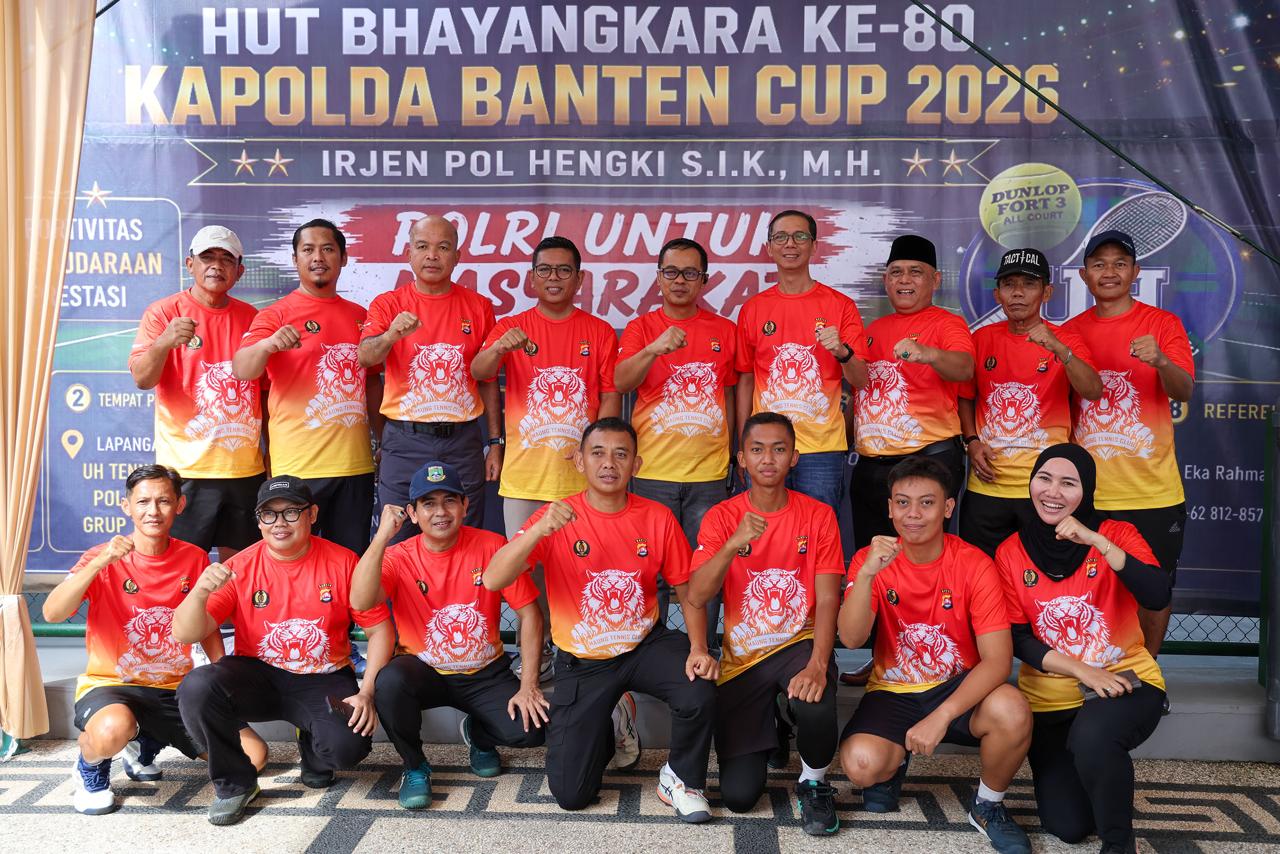 Gubernur Andra Soni (no 4 dari kiri berdiri) pada Kejuaraan Tenis Kapolda Banten Cup 2026 di UH Tennis Center, Kota Serang, Jumat (22/5/2026). Foto : Humas Pemprov