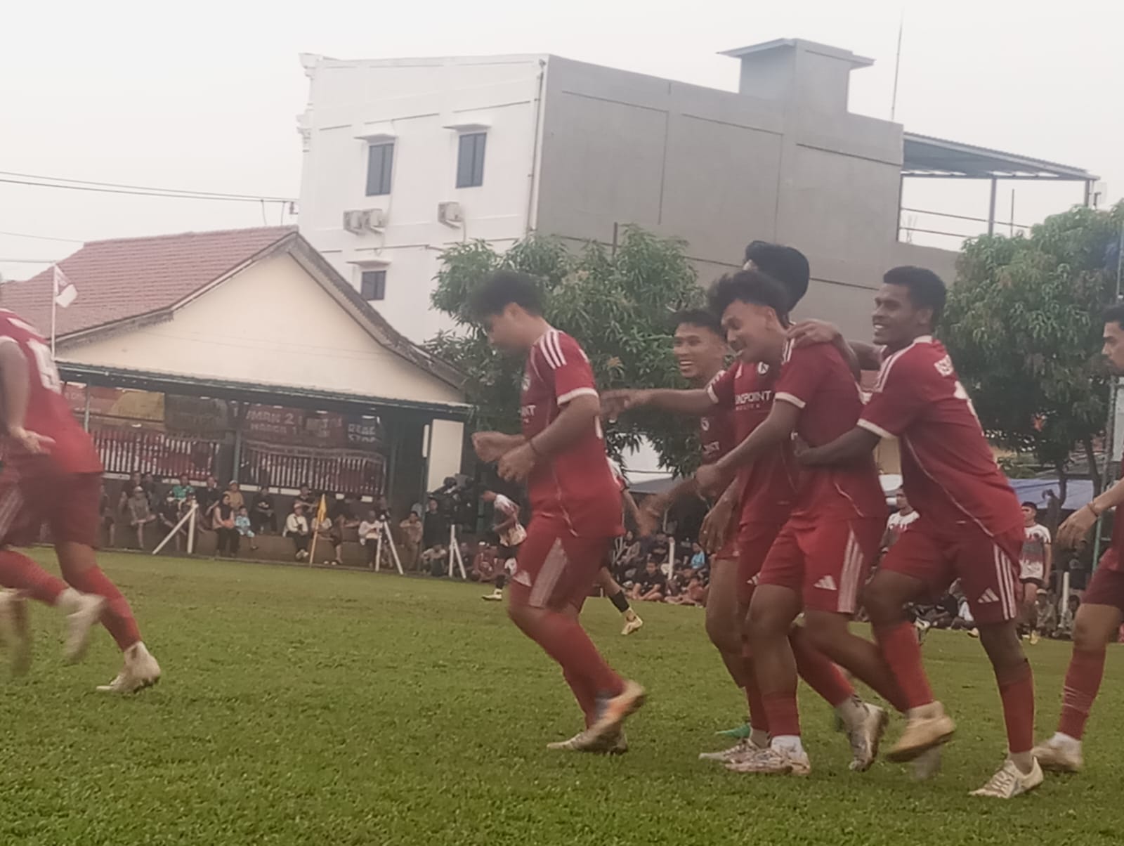 Para pemain Receh FC berselebrasi usai Soni cetak gol pada laga, Sabtu (09/05/2026).(tangselpos.id).