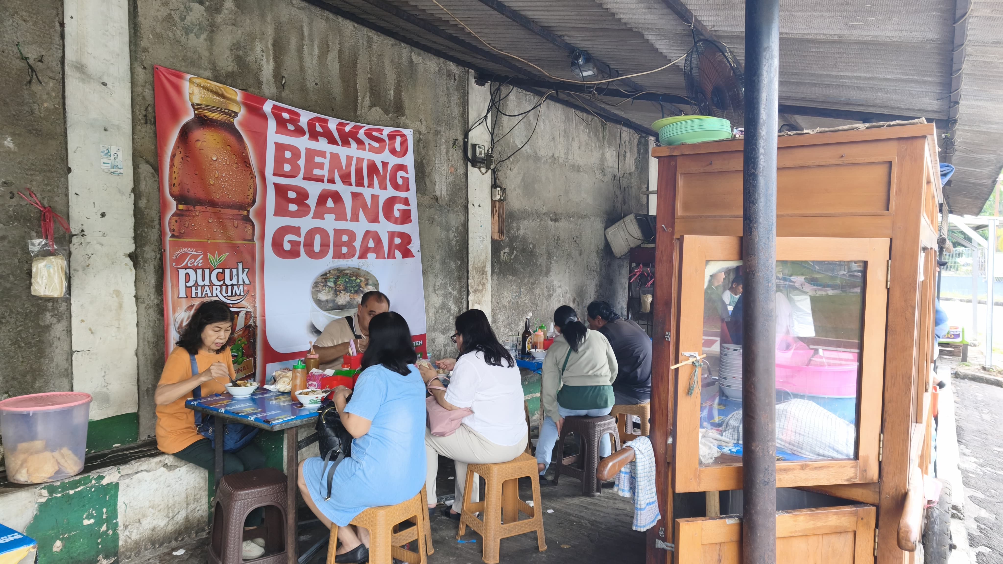 Bakso Bening Bang Gobar di kawasan Villa Melati Mas. Foto : Emir MG