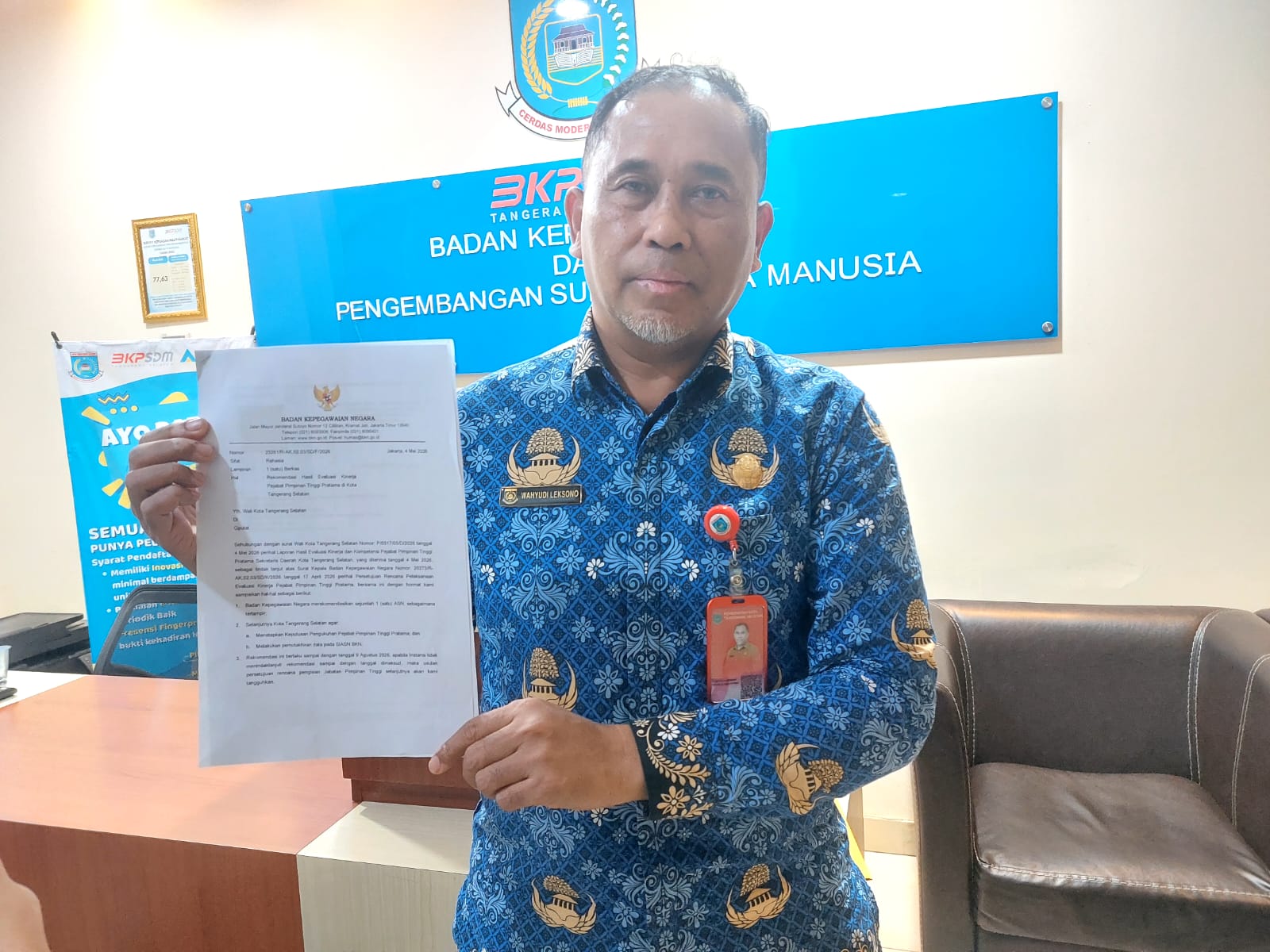 Kepala BKPSDM Kota Tangsel, Wahyudi Leksono menunjukkan surat BKN perihal Rekomendasi Hasil Evaluasi Kinerja Pejabat Pimpinan Tinggi Pratama di Kota Tangsel.