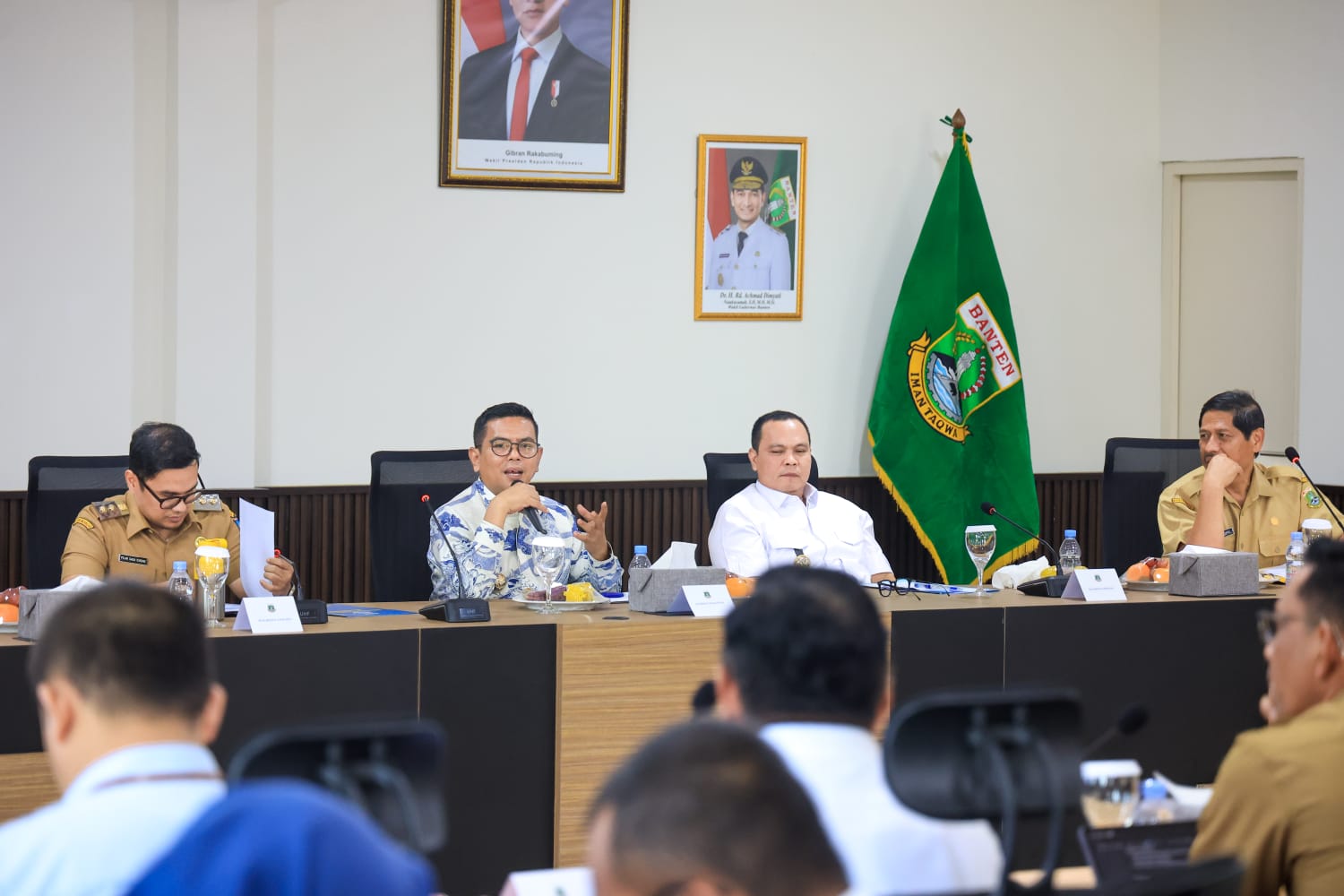 Gubernur Banten, Andra Soni memimpin rapat koordinasi (Rakor) bersama kepala daerah di Banten terkait penerangan jalan nasional. Rakor digelar di Gedung BLKI, Serpong Utara, Tangsel, Selasa (19/5).