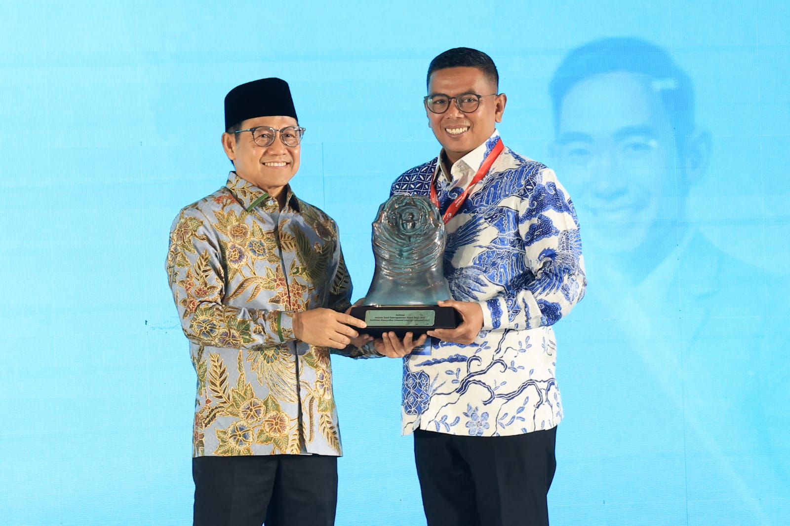 Gubernur Andra Soni saat menerima penghargaan Paritrana Award 2025. Foto : Humas Pemprov
