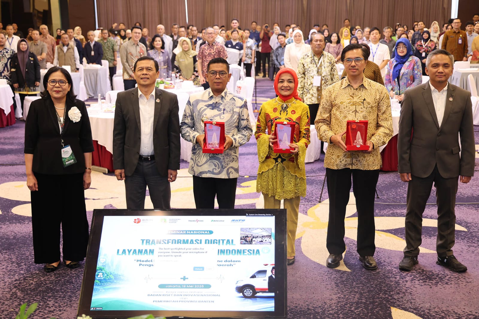 SEMINAR. Gubernur Banten Andra Soni dalam Seminar Transformasi Digital Layanan Kesehatan di Indonesia di Ballroom Gedung Badan Riset dan Inovasi Nasional (BRIN), Jl. Gatot Subroto No. 10, Jakarta, Selasa (19/5). BIRO ADPIM PWMPROV BANTEN