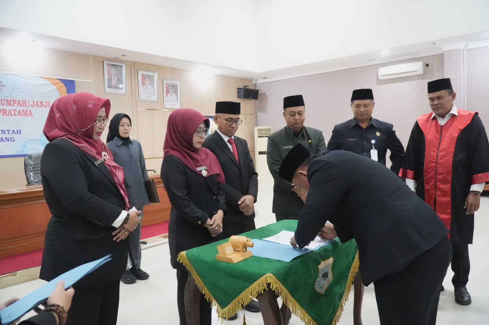 BERITA ACARA. Disaksikan Bupati Dewi, Sekda Asep Rahmat, dan pejabat lainnya, Gimas Rahadyan sedang menandatangani berita acara, usai dilantik sebagai Kepala BPKD Pandeglang, di Oproom Setda Pandeglang, Selasa (26/05). (DOK. PROKOPIM SETDA PANDEGLANG)