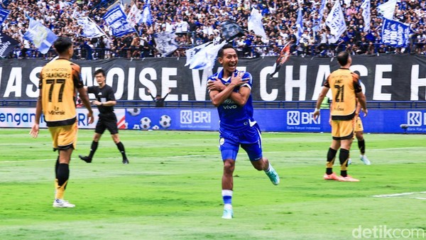 Selebrasi Beckham Putra Nugraha usai membobol gawang Bhayangkara FC. Foto : Ist