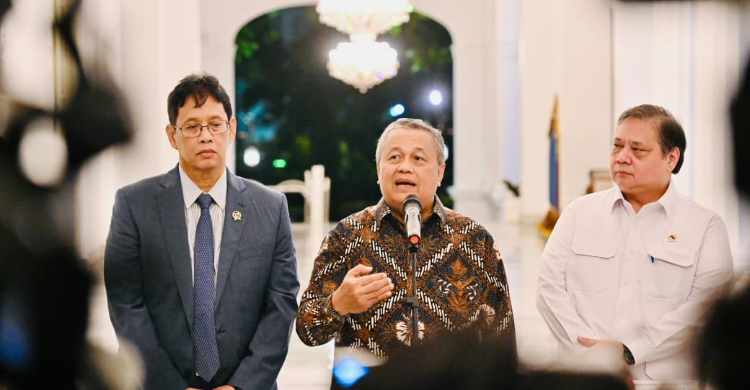 Gubernur BI Perry Warjiyo (baju batik) melakukan konferensi pers di Istana seusai bertemu Presiden Praboeo. Foto : Ist