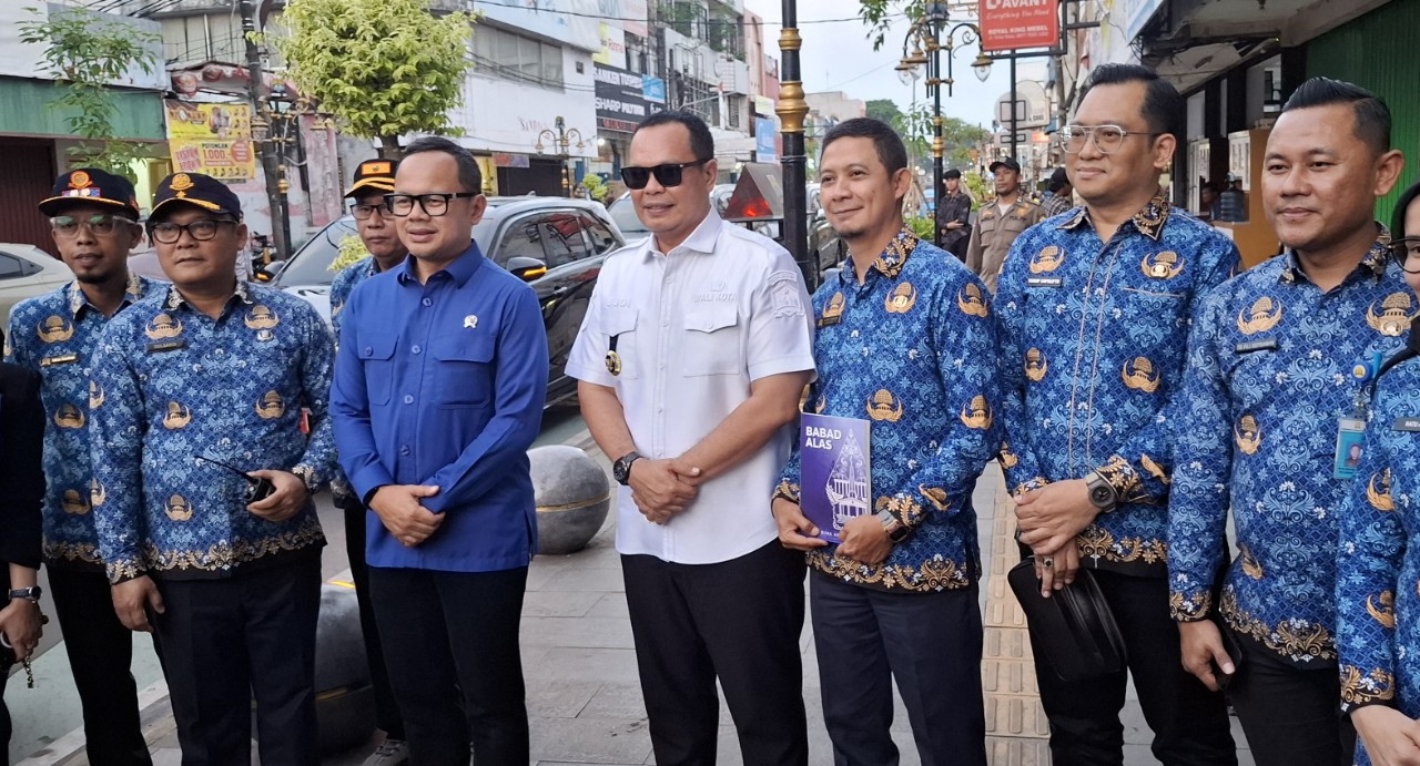Wali Kota Budi Rustandi dan jajaran saat menerima kunjungan kerja Wamendagri, Bima Arya Sugiarto ke Kawasan Royal Baroe, Kota Serang, Rabu (20/5/2026).(Istimewa)