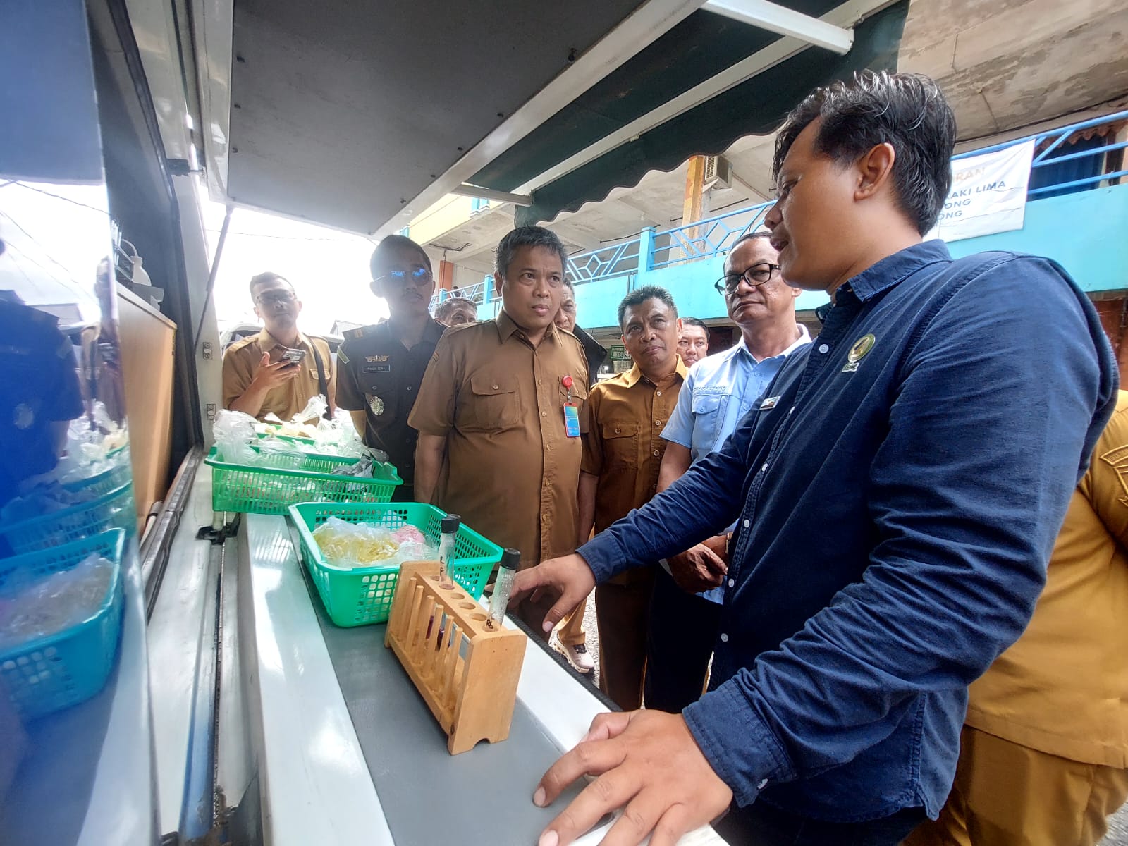 BPOM temukan tiga sampel pangan yang dijual di Pasar Serpong mengandung zat berbahaya. Foto : Rahman/TP