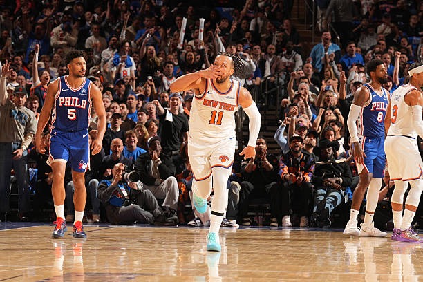 Jalen Brunson melakukan selebrasi khas usai mencetak poin dalam laga Gim 1 semifinal Wilayah Timur, memimpin New York Knicks meraih kemenangan dominan atas Philadelphia 76ers. Foto : Ist
