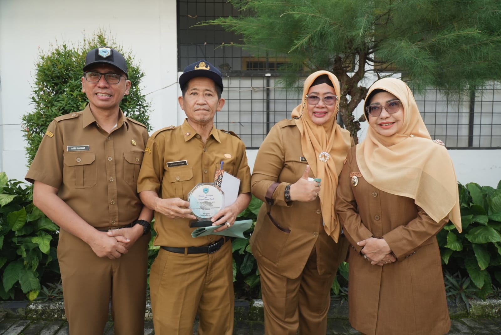 Bupati Dewi Setiani bersama Asda Ekbang Nuriah, Sekwan Suaedi Kurdiatna dan Sekda Asep Rahmat, dalam acara apel pagi di Setda Pandeglang, Senin (25/5/2026).(Istimewa)