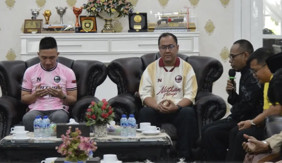 Sebelum berangkat untuk bertanding di kompetisi Liga 4 Nasional, Bupati Lebak Moch Hasbi Asyidiki Jayabaya bersama Tim sepak bola Nathan Lebak FC, sedang berdoa di di Gedung Negara Bupati Lebak, Minggu (24/5). (DOK. PROKOPIM SETDA LEBAK)