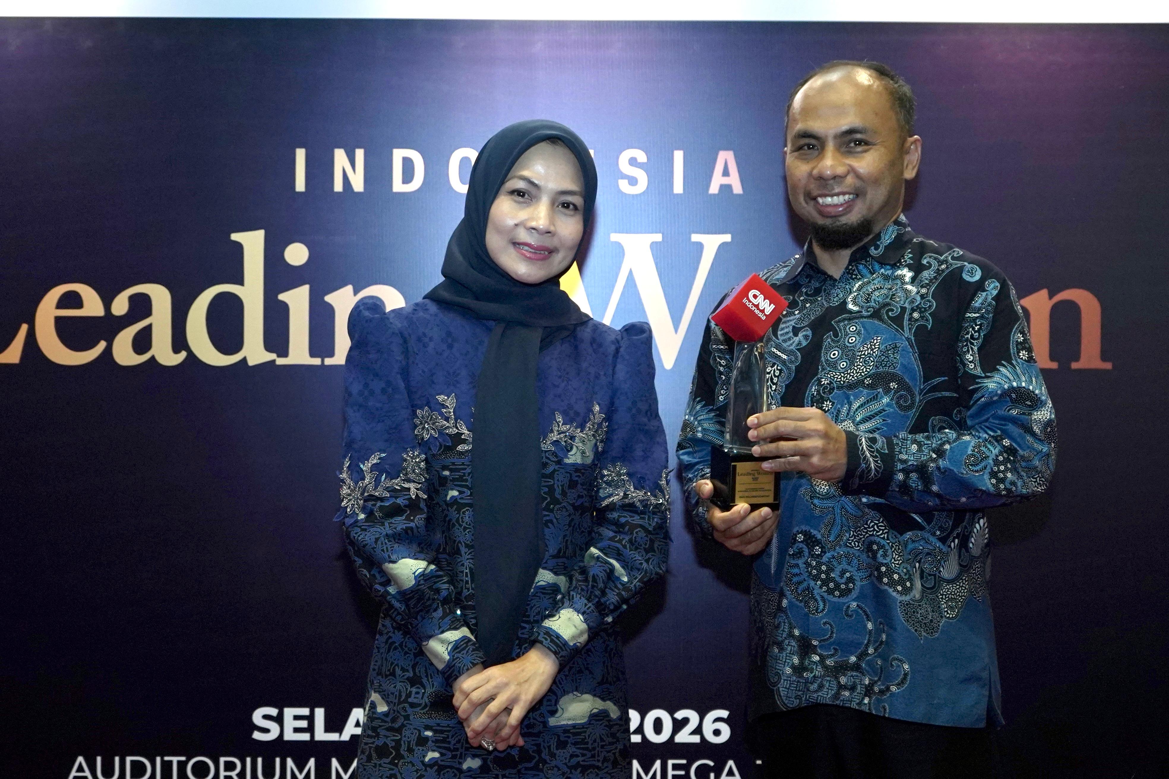 Bupati Serang Ratu Rachmatuzakiyah usai menerima penghargaan Outstanding Leader in Regional Economic Acceleration atau Pemimpin Luar Biasa dalam Percepatan Ekonomi Daerah/Wilayah dalam ajang CNN Indonesia Leading Women Awards 2026, di Auditorium Menara Bank Mega, Jakarta pada Selasa (5/5) malam. HUMAS PEMKAB SERANG