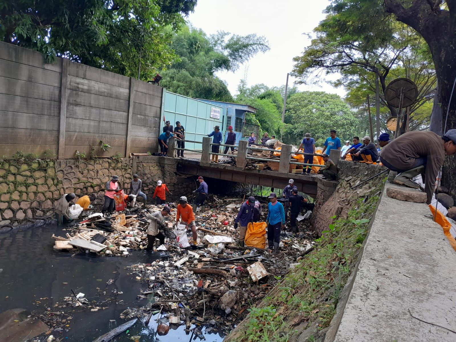 Bersih-bersih di Kali di kawasan Kali Sabi, Cibodas, Kota Tangerang, Sabtu (23/5/2026). Foto : Ist