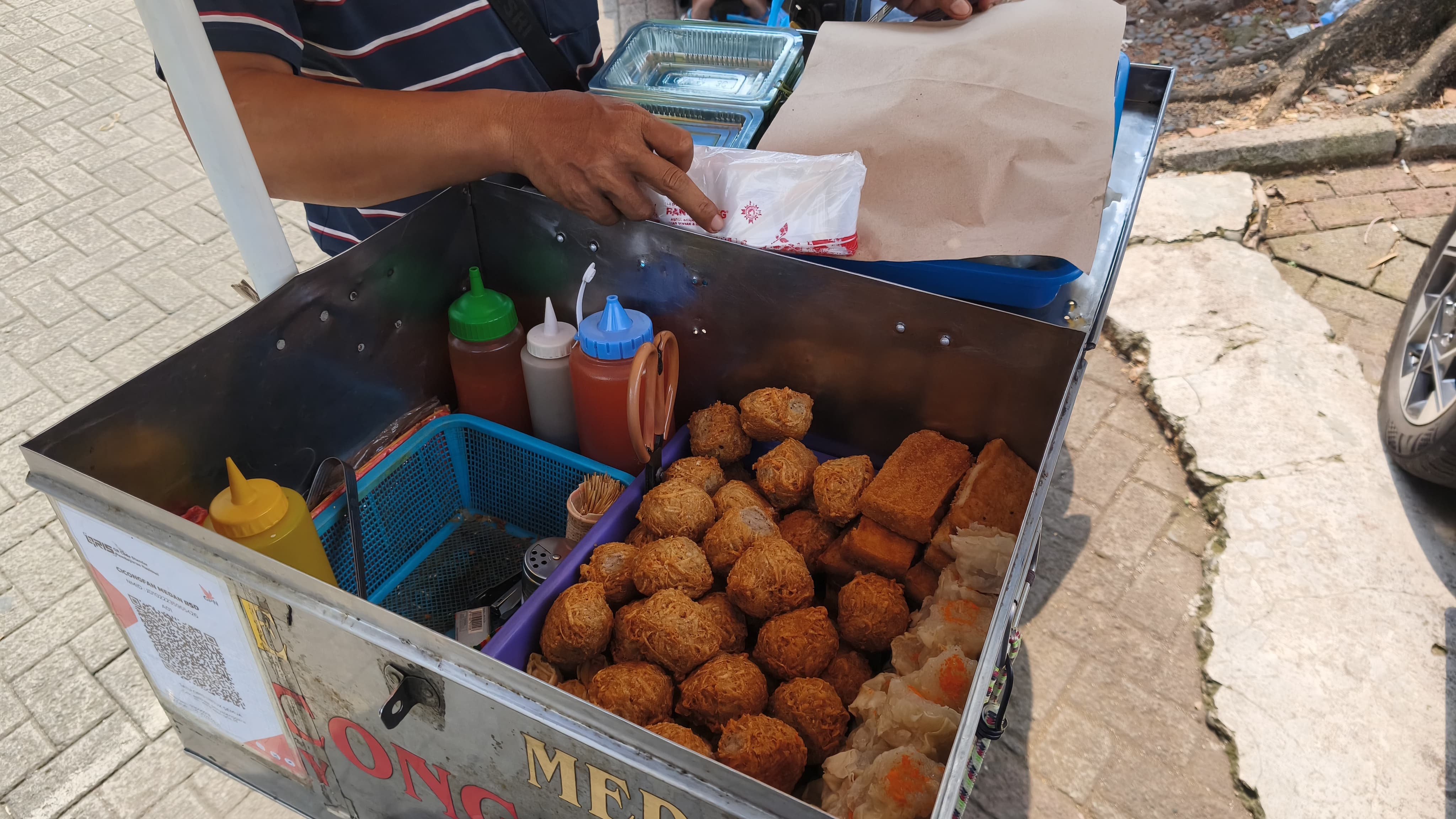 Aneka isian khas Chi Cong Fan di gerobak Pak Nur selalu jadi favorit pelanggan. Mulai dari cicong panjang berbahan tepung beras yang lembut, uyen talas yang gurih, cetove atau kue lobak dengan cita rasa khas, hingga lumpia isi bengkoang yang renyah dan segar. Semua dibuat dari bahan pilihan dan diolah fresh setiap hari. Foto : Emir MG