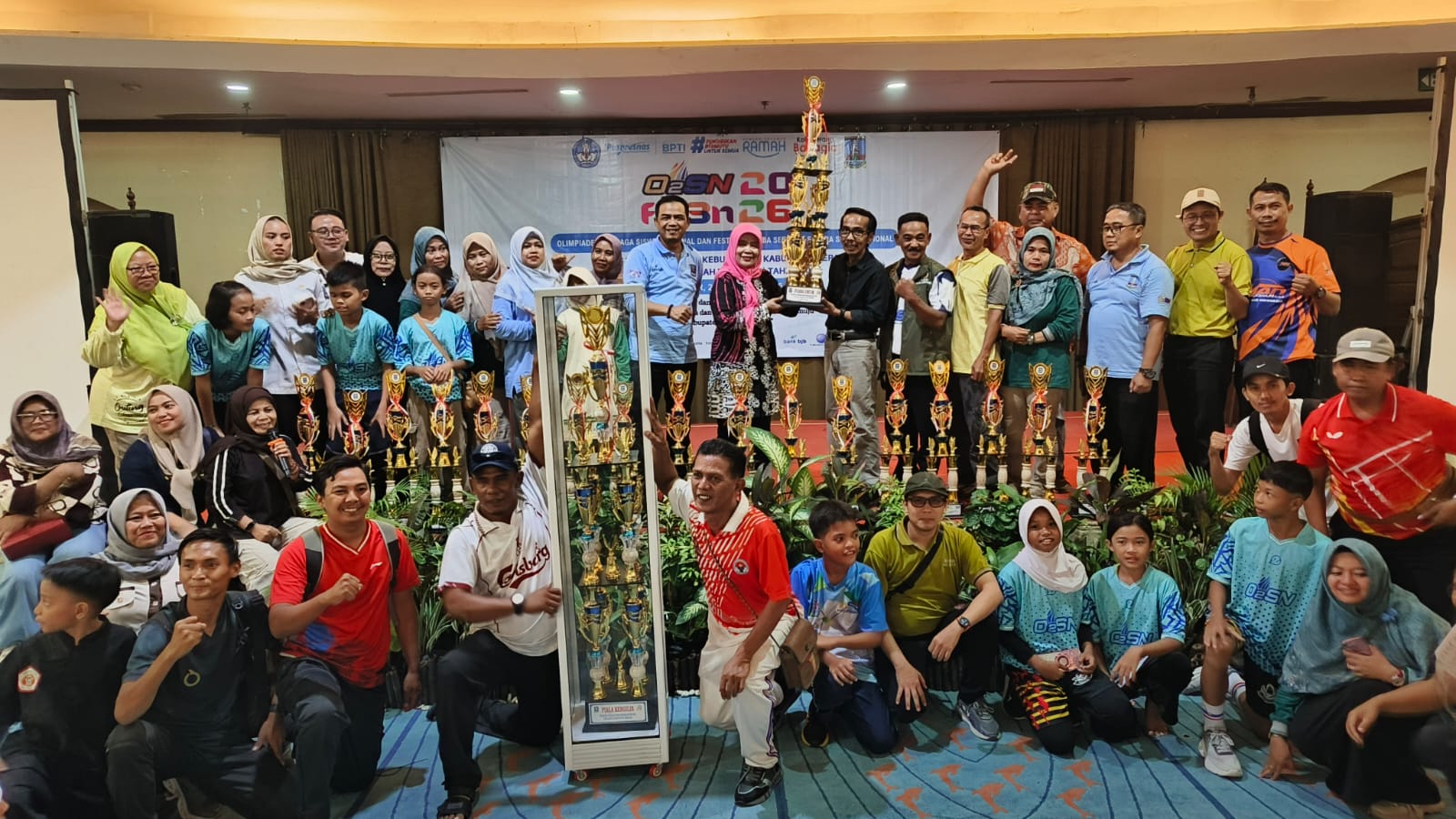 Para peserta ajang Olimpiade Olahraga Siswa Nasional (O2SN) dan Festival Lomba Seni dan Sastra Siswa Nasional (FLS3N) tahun 2026 tingkat Kabupaten Serang foto bersama usai menorehkan prestasi, Kamis (30/4). HUMAS PEMKAB SERANG
