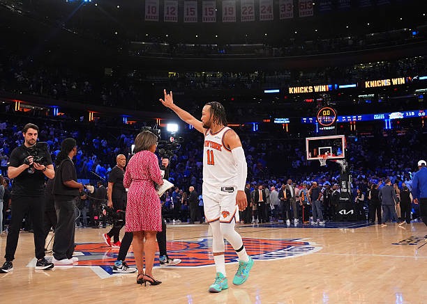 Jalen Brunson tampil luar biasa! Guard andalan New York Knicks itu meledak dengan 38 poin dan memimpin comeback dramatis atas Cleveland Cavaliers di Game 1 Final Wilayah Timur NBA 2026 di Madison Square Garden, Rabu (20/5). Brunson jadi motor kebangkitan Knicks sekaligus membuka seri dengan kemenangan penuh gengsi. Foto : Ist